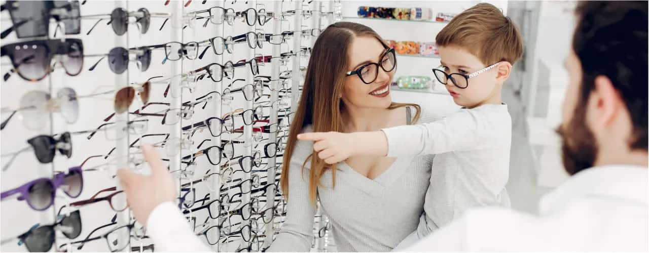 Kto dobiera okulary: optyk czy okulista? Poznaj różnice i wybór