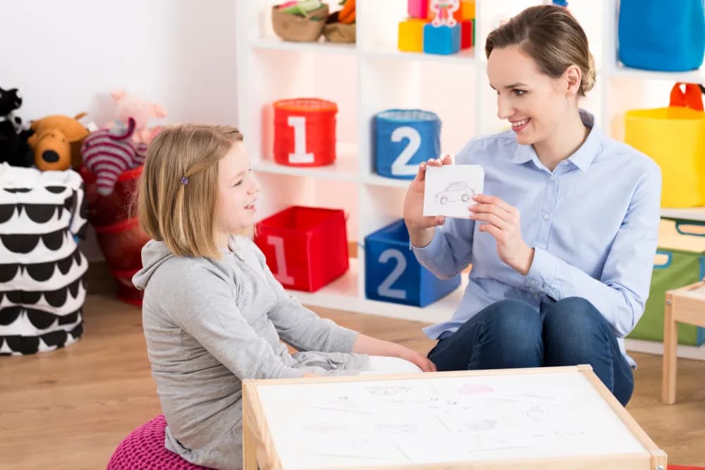 Logopeda co robi: poznaj kluczowe zadania i metody terapii mowy