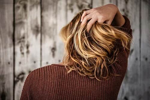 Czy przy menopauzie wypadają włosy? Poznaj przyczyny i rozwiązania