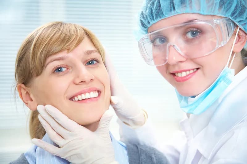 Czy można jeść przed dentystą? Oto, co musisz wiedzieć, aby uniknąć problemów