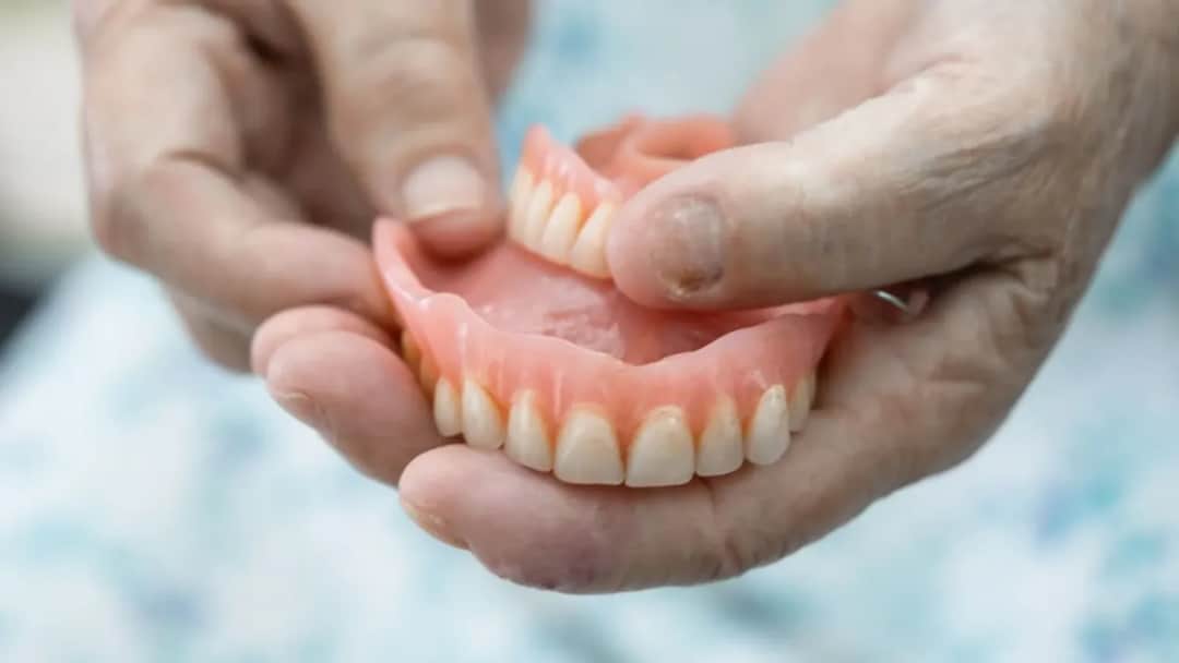 Czy NFZ refunduje protezy zębowe? Sprawdź, co musisz wiedzieć