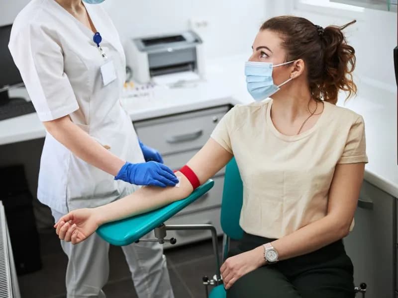 Stabilizacja ręki przy trudnym wkłuciu – rola regulacji w fotelu do pobierania krwi