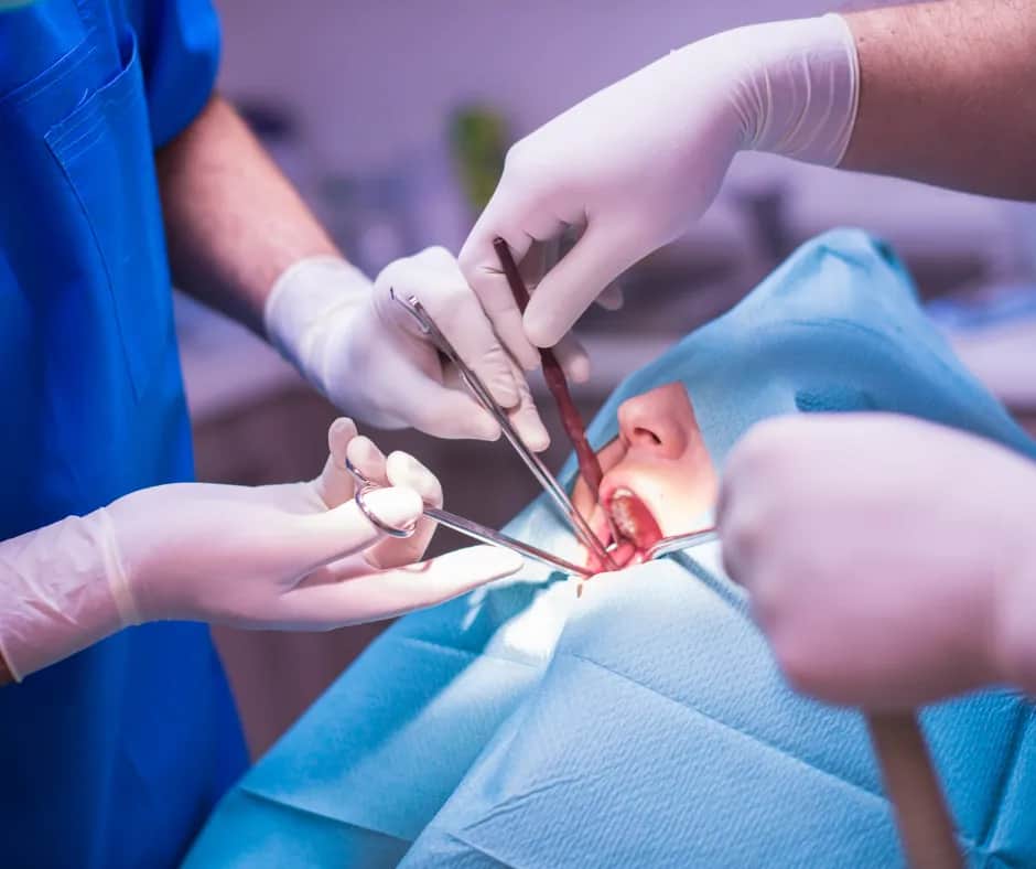 Kto wystawia skierowanie do chirurga szczękowego? Sprawdź, aby uniknąć problemów