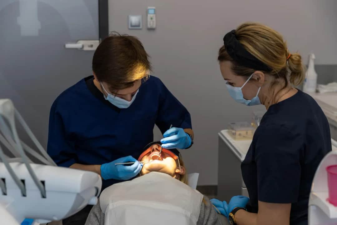 Ile czasu schodzi znieczulenie od dentysty? Poznaj prawdę o bólu