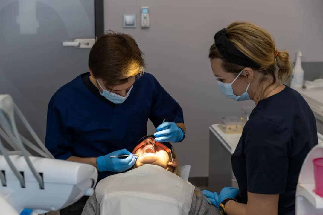 Ile czasu schodzi znieczulenie od dentysty? Poznaj prawdę o bólu