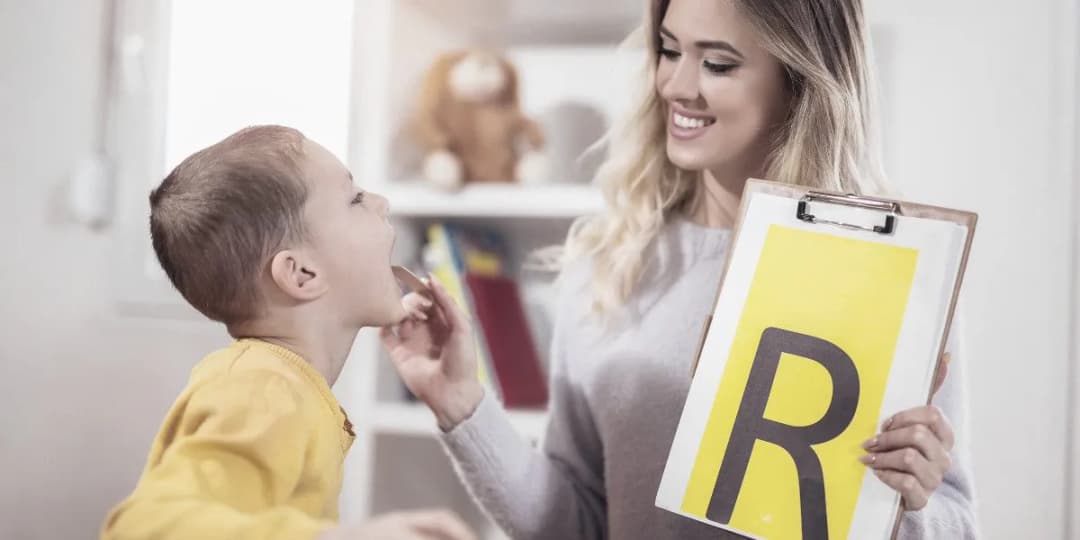 Logopeda jakie studia? Sprawdź wymagania i opcje kształcenia