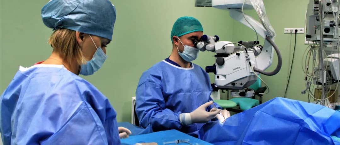 Jak długo boli oko po operacji zaćmy? Oczekiwane objawy i czas trwania