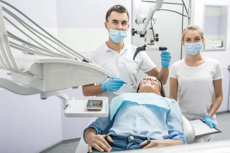 Dentysta który przyjmuje w sobotę - znajdź pomoc w nagłej potrzebie