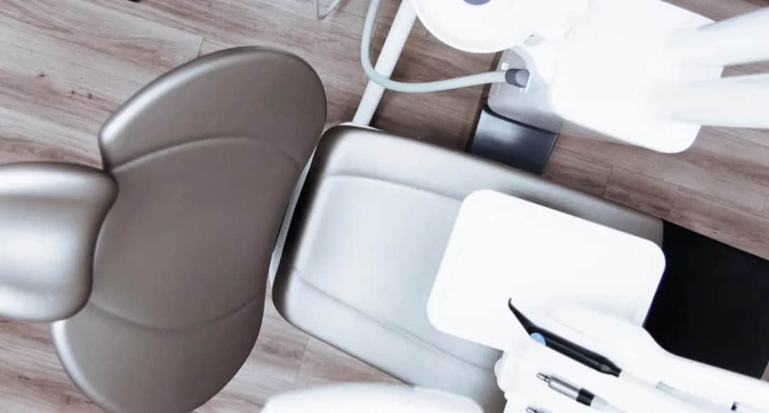 Co można zrobić u dentysty na nfz? Sprawdź darmowe zabiegi i usługi