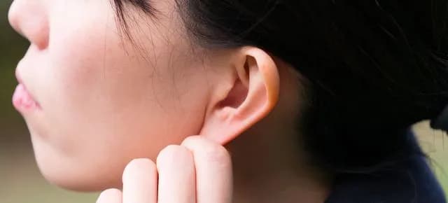 Szum w uchu przyczyna: poznaj najczęstsze powody i objawy