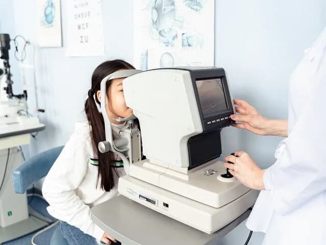 Czy do okulisty można iść w makijażu? Co warto wiedzieć przed wizytą